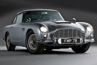 Voiture de collection sur fond noir